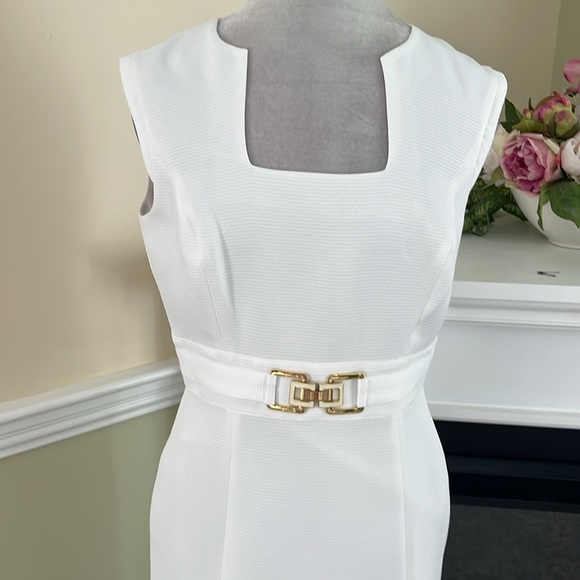 TAHARI White Sleeveless Square Neck Gold Buckle Waist Detail Size 6 Dres… - Picture 6 of 15